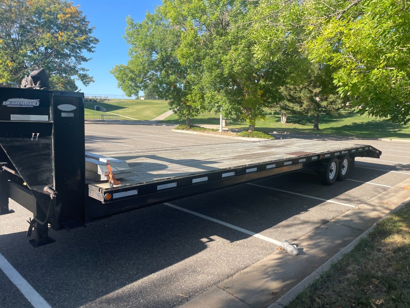 2004 H&H 30' Flatbed Gooseneck, Deck over Dovetail