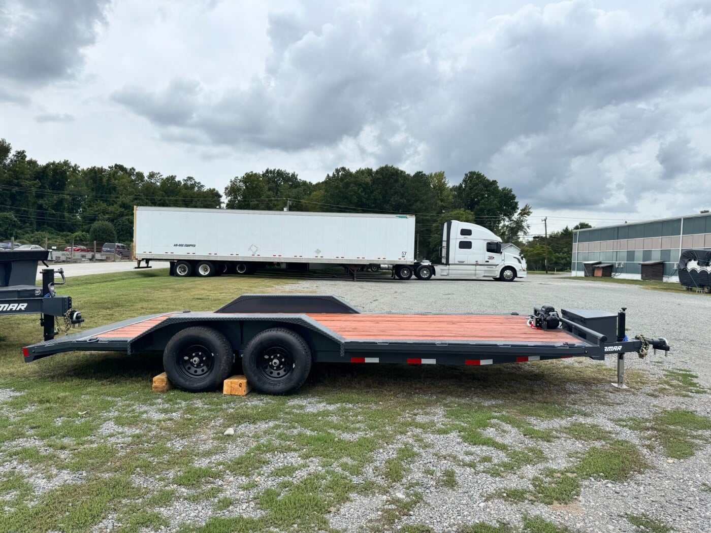 2024 Lamar Car Hauler 20' Drive Over Fender