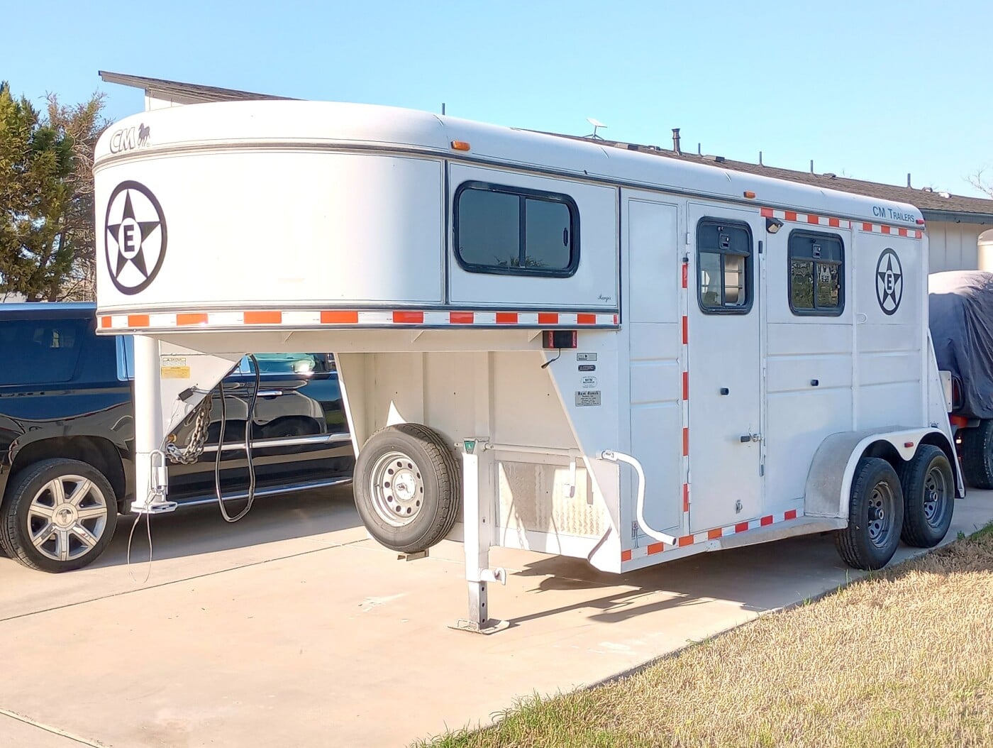 1999 CM 2 HORSE SLANT GOOSENECK OR 5TH WHEEL