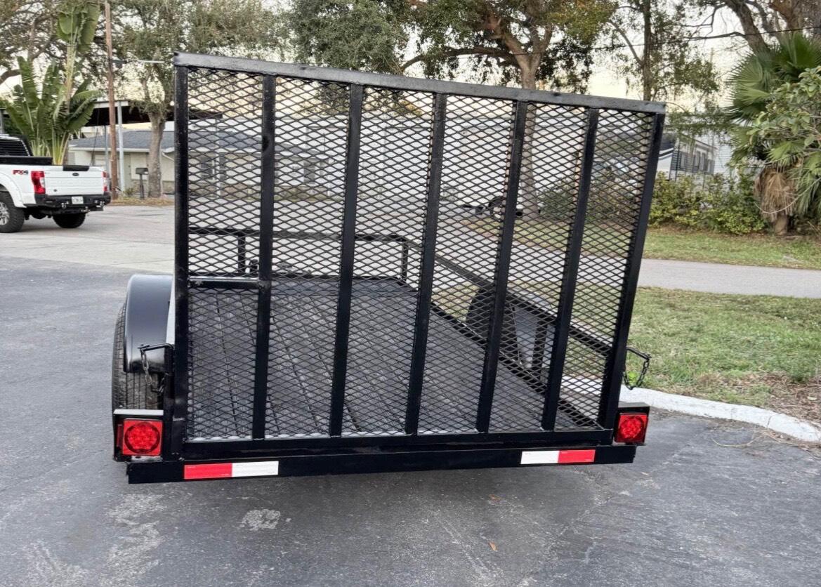 2025 Triple crown 5&rsquo; x 10&rsquo;with chain vice side