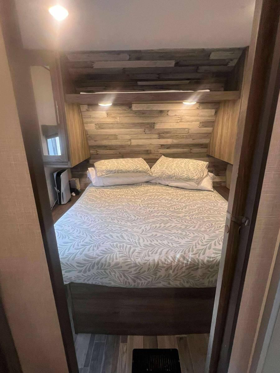 2025 Zinger Large wonder towable rv.