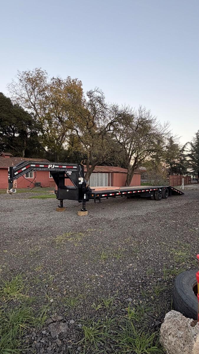 2022 Pj Trailer 38&rsquo; gooseneck hydraulic dove