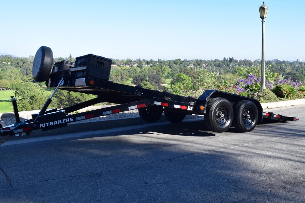 2025 PJ trailer Winch and hydraulic lift