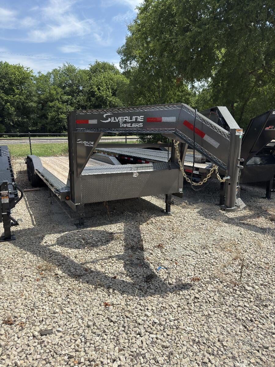 2025 East Texas trailers 26' with drive over fenders