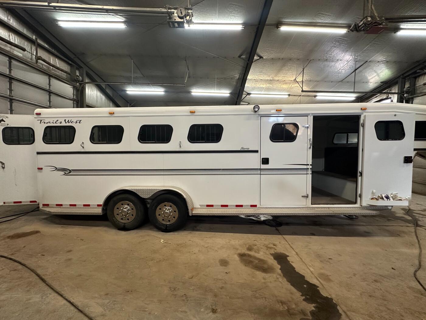 2002 Trails West Seirra 4 Horse Gooseneck Trailer