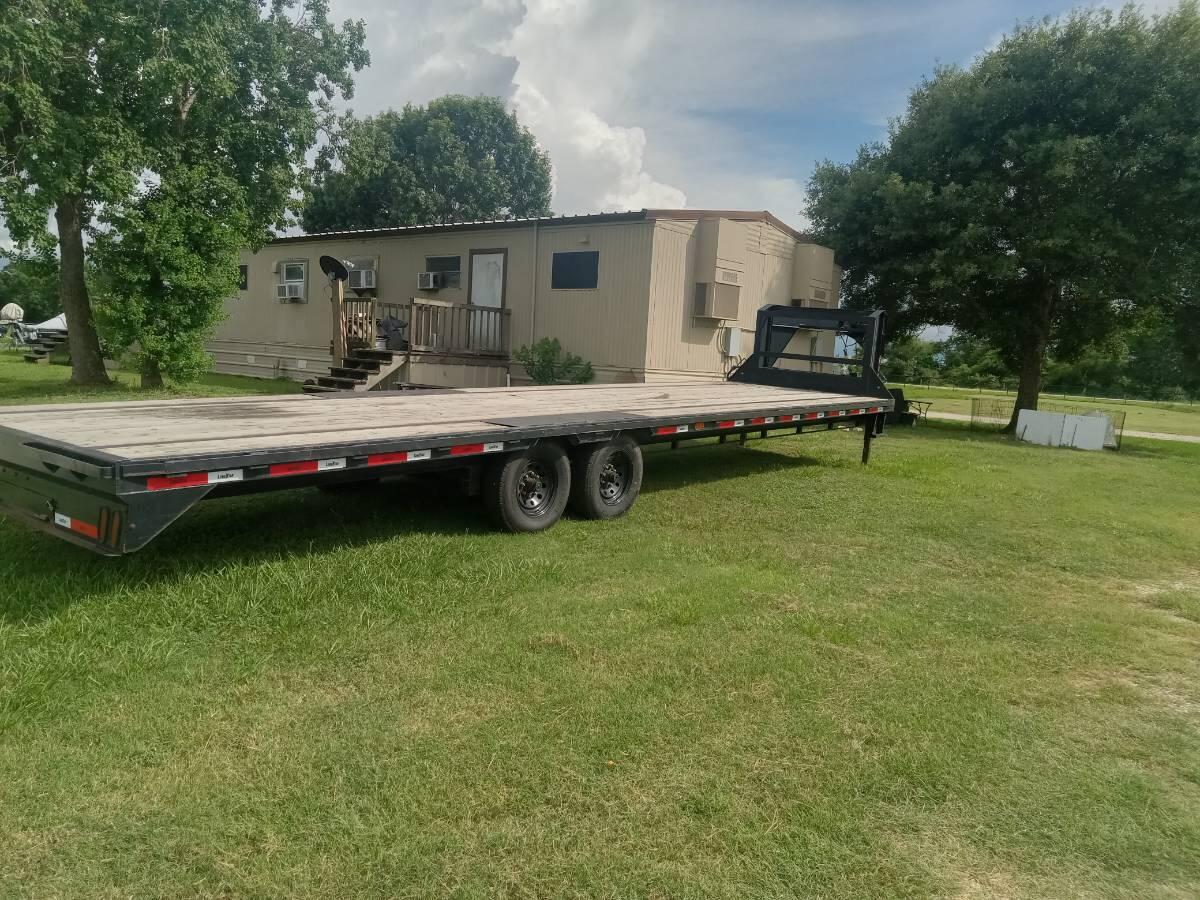 2023 LoneStar Flatbed 32ft pull out 8ft ramp