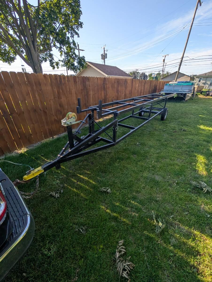 2000 Pontoon trailer Up to 24' pontoon boats