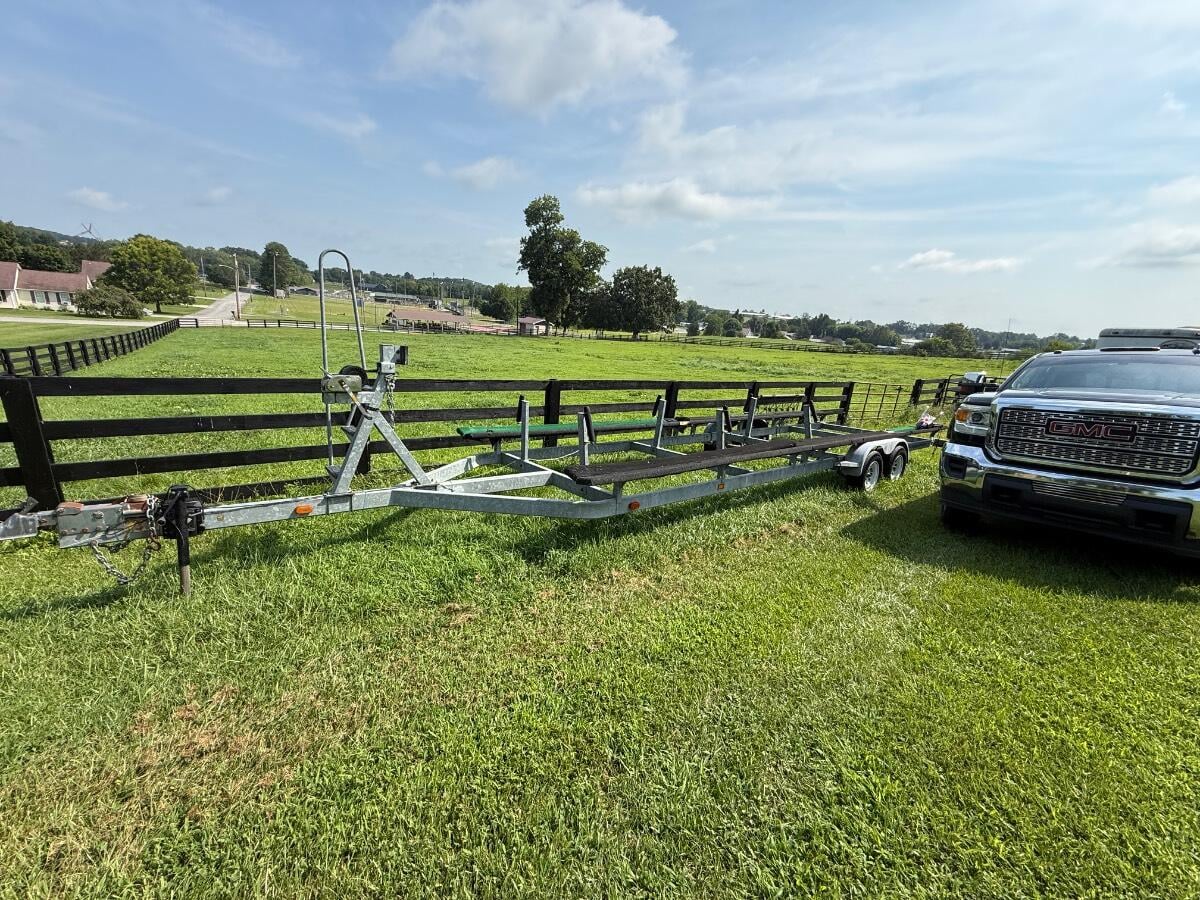 2005 Tracker 2005 30&rsquo; pontoon trailer