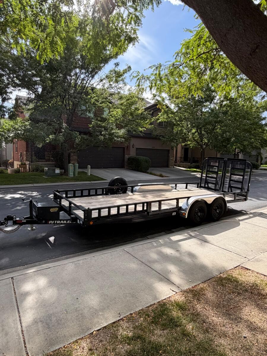 2025 PJ Trailer 20ft PJ Tandem-Axle Split Gate