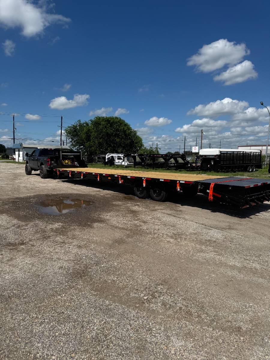 2026 J&C 40' FB Gooseneck w Mega ramps