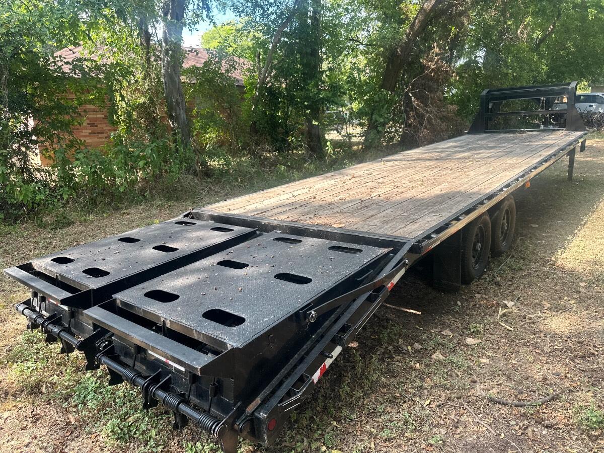 2023 Coffee Creek 32 ft flatbed with mega ramps