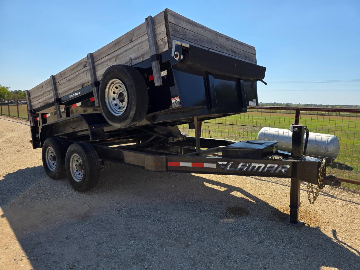 2019 Lamar DL8 Dump Trailer